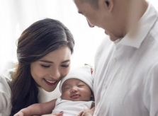 Con trai Thúy Diễm cười không ngớt khi chụp hình cùng bố mẹ