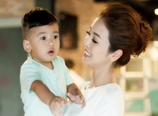Con trai út của Jennifer Phạm dạn dĩ trước ống kính