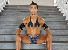 C. Ronaldo bị nghi chỉnh sửa ảnh cơ bắp