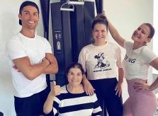 C. Ronaldo bên mẹ và hai chị