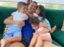 C. Ronaldo ôm con, khoe tóc mới