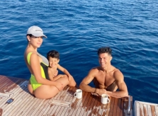 C. Ronaldo xả hơi bên bạn gái và con