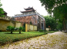 Cửa thành cổ còn dấu đạn đại bác giữa lòng Hà Nội