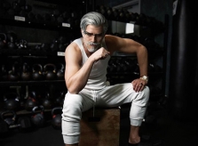 'Gương mặt đại diện' KFC: Từ ông già hóa thành trai trẻ quyến rũ