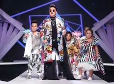 Đàm Vĩnh Hưng mặc màu sắc làm vedette trong show thời trang