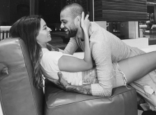 Dani Alves 'vô địch trên giường'