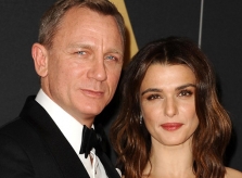 Mỹ nhân 'Xác ướp Ai Cập' sinh con cho tài tử James Bond ở tuổi 48