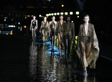 Dàn mẫu không nội y, catwalk trên mặt nước ở show Saint Laurent