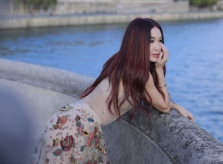 'Đát Kỷ' Ôn Bích Hà diện váy 2 dây ở Tuần lễ thời trang Paris