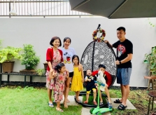 Diễn viên Mai Phương tự lái xe đến chúc Tết nhà Ốc Thanh Vân