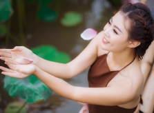 Tuổi 30, diễn viên Thanh Hương vẫn mặc áo yếm chụp bên sen gây sốt mạng