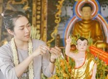 Diệp Bảo Ngọc làm công quả ngày Phật đản