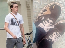 Là con nhà giàu nhưng Brooklyn Beckham đi giày rách, bị chê nhếch nhác