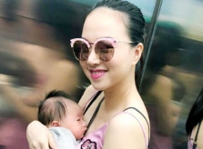 Đinh Ngọc Diệp đưa con trai hơn một tháng tuổi xuống phố