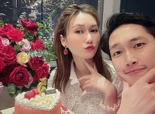 Đình Tú tình tứ bên bạn gái hơn tuổi