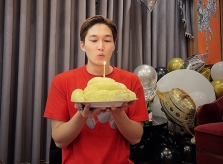 Đình Tú dùng sầu riêng làm bánh sinh nhật