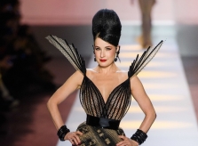 Vũ nữ thoát y trình diễn đầm xuyên thấu của Jean Paul Gaultier