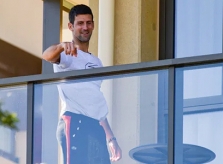 Djokovic bị mỉa mai khi đề nghị nới lỏng cách ly cho đồng nghiệp