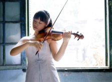 Tài năng violin 20 tuổi biểu diễn chào năm mới ở Hà Nội