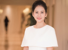 Doanh nhân Hà Bùi diện đầm trắng do chính cô thiết kế