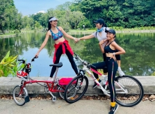 Đoan Trang, Hoàng Oanh đạp xe 31 km