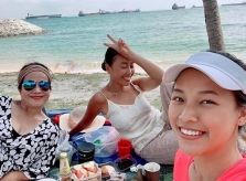 Đoan Trang - Hoàng Oanh dã ngoại ở Singapore