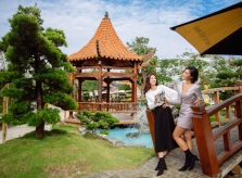 HH Hoàn vũ Khánh Vân cùng 2 á hậu nhận quà tặng từ Tea Resort