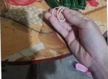 Ông chồng để lọt đôi dép hồng vào khung hình khiến bà vợ nổi ghen
