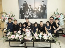 Đỗ Mạnh Cường lần đầu chụp ảnh với 9 con nuôi