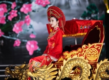 Đỗ Mỹ Linh ngồi kiệu hóa thân thành Thánh Mẫu
