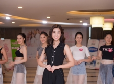 Đỗ Mỹ Linh thị phạm catwalk cho thí sinh Hoa hậu Việt Nam 2018