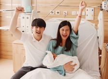 Đông Nhi khoe con gái mới sinh