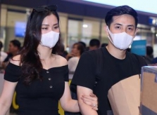 Đông Nhi - Ông Cao Thắng mặc áo đôi, nắm tay nhau ở sân bay