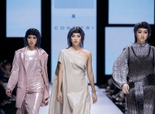 Đỗ Thị Hà lần đầu catwalk cùng các đàn chị