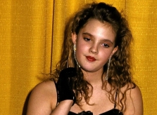 Drew Barrymore bị đưa vào viện tâm thần năm 13 tuổi