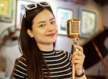 Dương Hoàng Yến mặc giản dị tập hát
