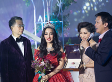 Đường Thu Hương nhận nhẫn ngọc trai tiền tỷ trong đám cưới