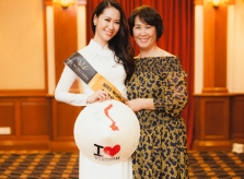 Dương Thùy Linh được mẹ chăm sóc khi đi thi Mrs Worldwide