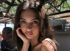 Chân dài Emily Ratajkowski thích dùng sáp dưỡng môi giá bình dân