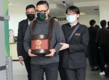 Em trai Lưu Chân đón tro cốt chị