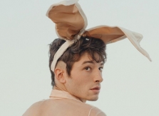 Ezra Miller gây sốc khi mặc đồ lót, xuyên thấu trên Playboy