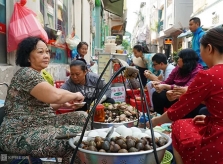 Gánh ốc luộc nườm nượp khách ở quận 1