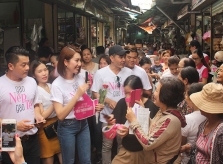 Khán giả phấn khích khi gặp dàn diễn viên 'Gạo nếp gạo tẻ' ngoài đời