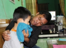 Xã có hơn 400 'gà trống nuôi con'