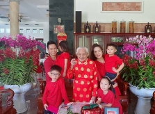 Ảnh sao 26/1: Gia đình Lý Hải về Tiền Giang ăn Tết