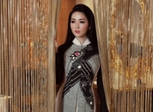 Giáng My mặc áo dài họa tiết hoa sơn trà