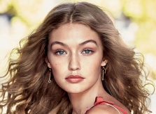 Gigi Hadid kể lần vượt cạn thời dịch