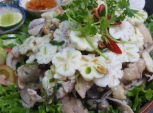 Thưởng thức gỏi gà măng cụt, món ăn 'sang, chảnh' chỉ có ở Bình Dương
