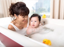 Hà Anh luyện cho con gái tập bơi mỗi ngày