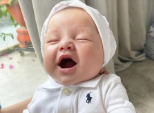 Hà Hồ khoe con trai 3 tháng tuổi biểu cảm tươi rói